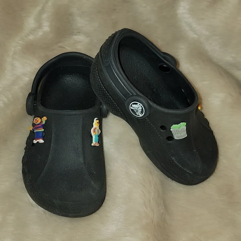 CROCS BLACK CLASSIC CLOGS, SIZE 6-7, WITH SESAME STREET JIBBITZ